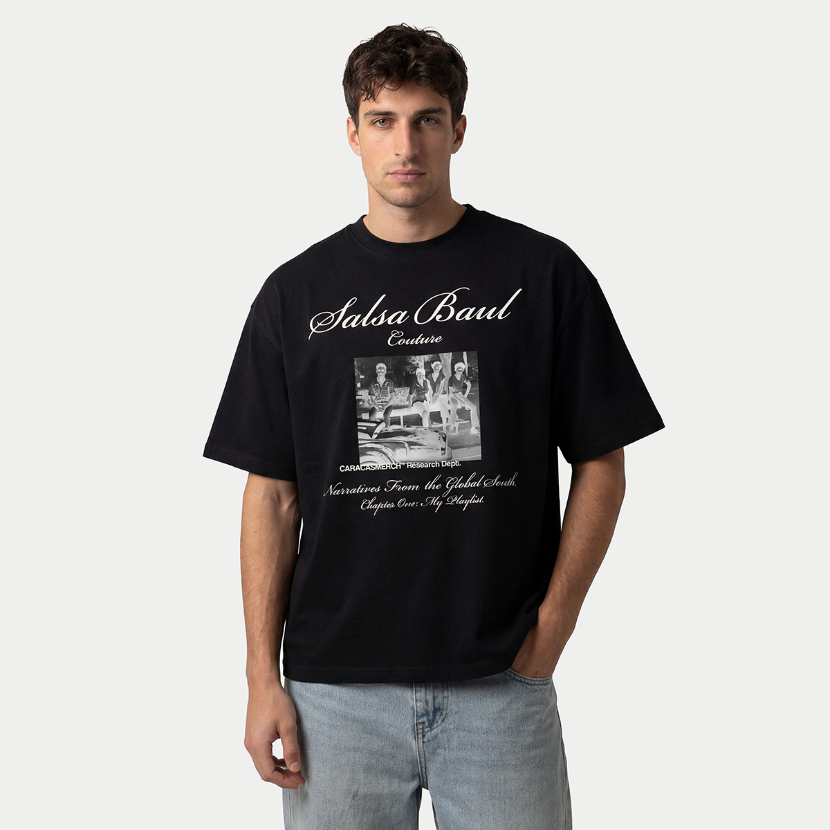 Modelo llevando la camiseta negra «Salsa Baul» de Caracas Merch